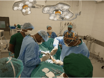 Équipe médicale au bloc opératoire